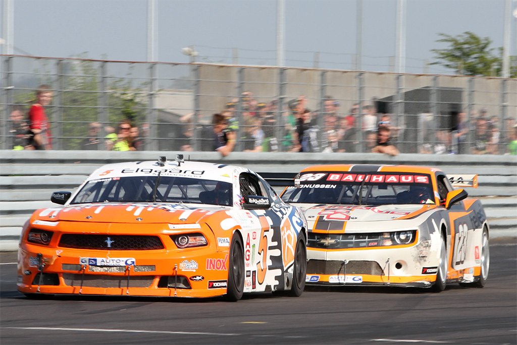 Da sæsonen startede i Auto-G Danish Thundersport Championship, kæmpede Casper Elgaard (forrest) og Jan Magnussen hårdt om sejren. Det gjorde de også på Rudskogen
(Foto: CNPhoto.dk)